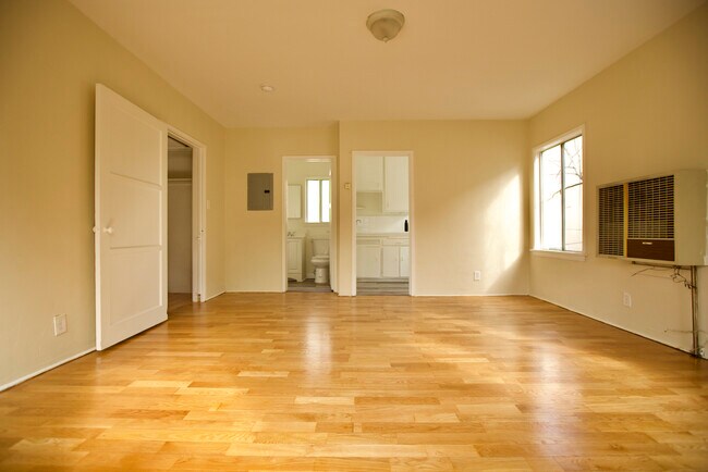 Building Photo - 337 S Mariposa Ave