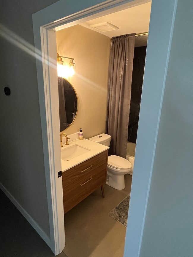 Guest bath - 3041 E Yucca St