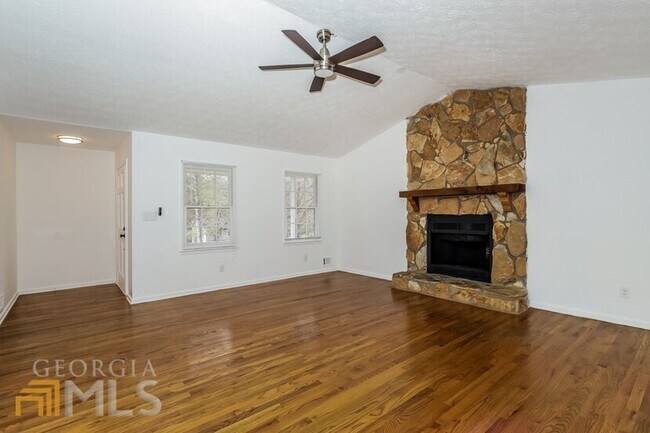Building Photo - 127 Farmbrook Trail