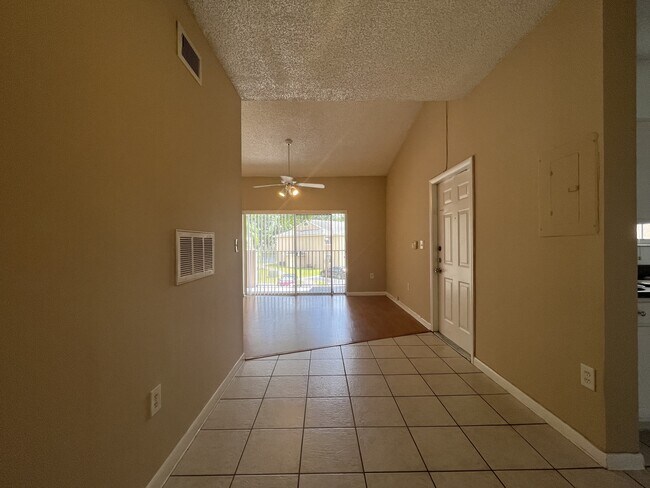 Foto del edificio - 2451 NW 96th Terrace