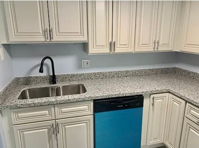 Cocina - 811 Vouray Dr