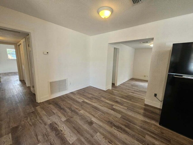 Foto del edificio - 1040 Hickory Ln