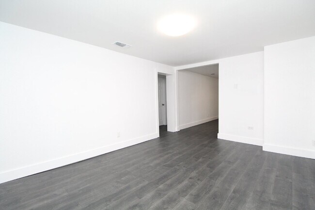 Building Photo - Remodeled 3/2 Pet Friendly Home in Cordova...
