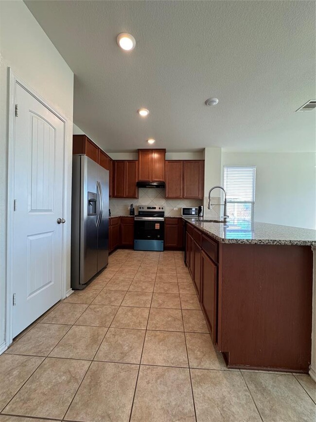 Building Photo - 7607 Lazy Creek Dr