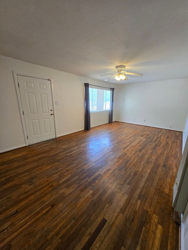 Foto del edificio - 2BD/1 BA Duplex