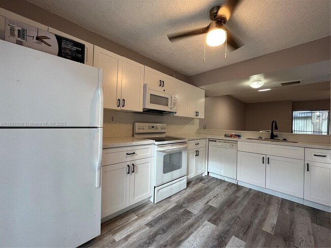 Building Photo - 843 Crystal Lake Dr