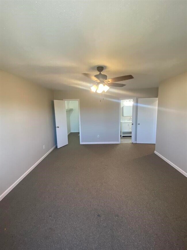 Foto del edificio - 992 Park Meadow Dr