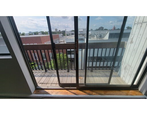 Building Photo - 1643 Cambridge St