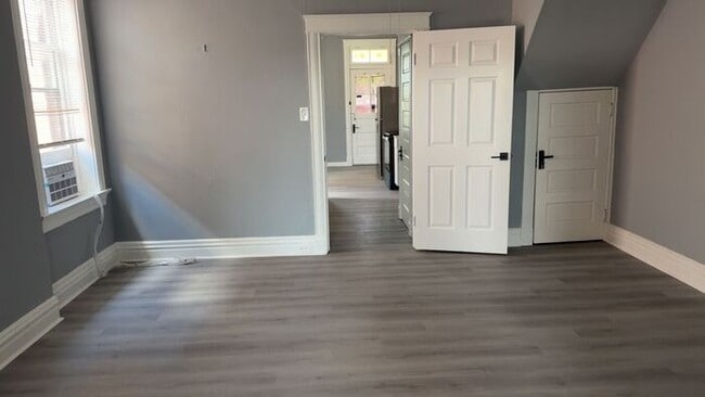 Foto del edificio - Beautiful renovated apartment with a ton of space!