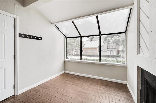 Foto del edificio - 9254 Forest Ln