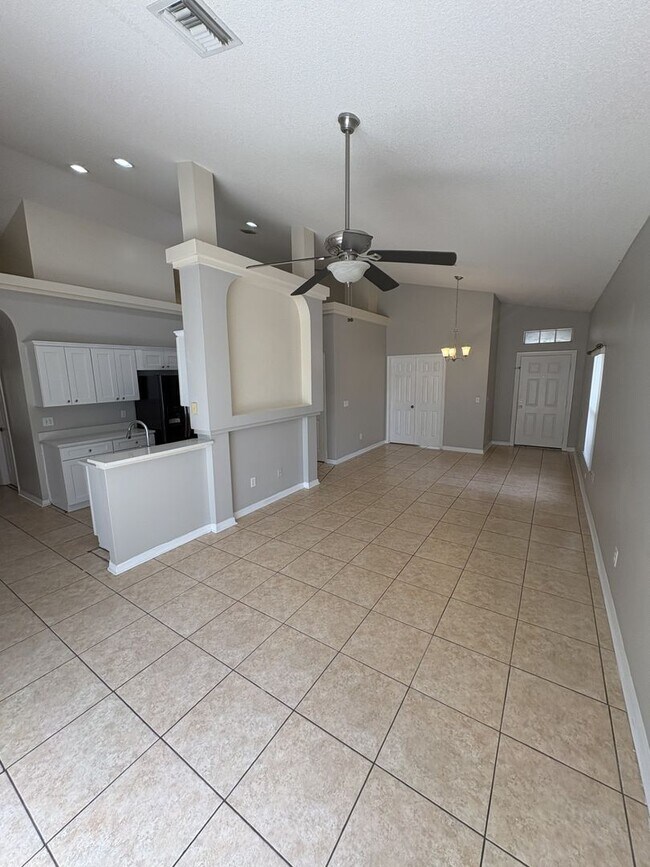 Building Photo - Spacious 4 Bedroom Home Near UCF
