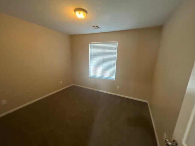 Building Photo - OPEN & AIRY 2 STORY W/4 BEDS, 2 1/2 BATH &...