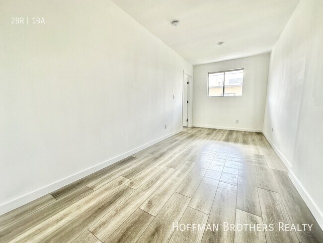 Building Photo - 318 S Mariposa Ave