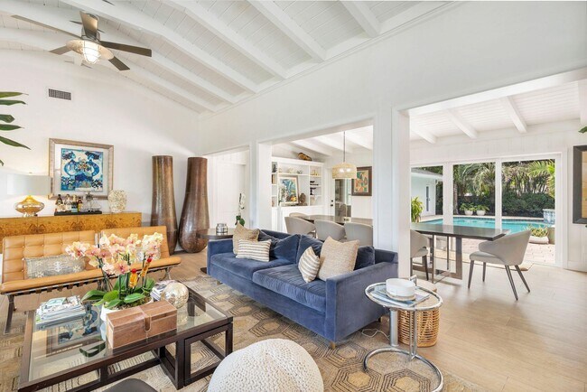 Foto del edificio - 7311 W Lake Dr