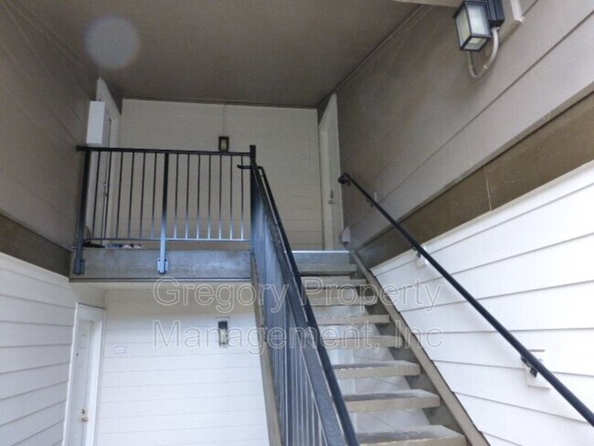Building Photo - 12621 NE 130th Way