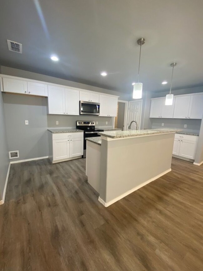 Foto del edificio - 3 Bed 2 Bath Home Available Fall 2024!