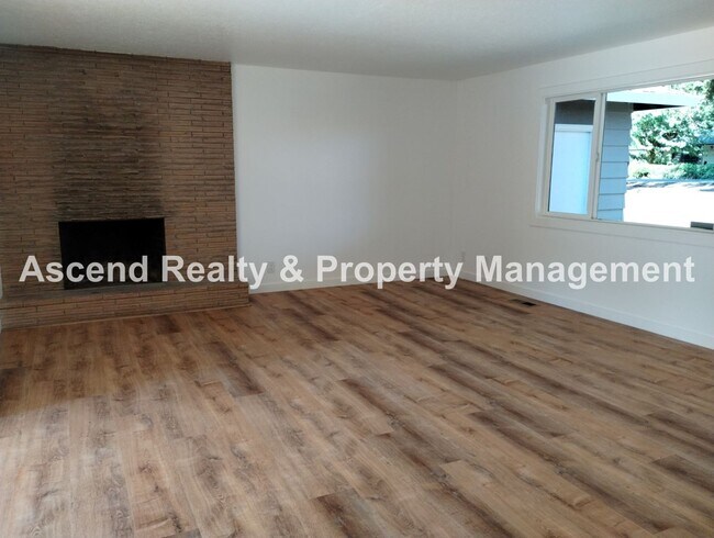 Building Photo - Remodeled 4 Bed/2 Bath~Like New Inside, Co...