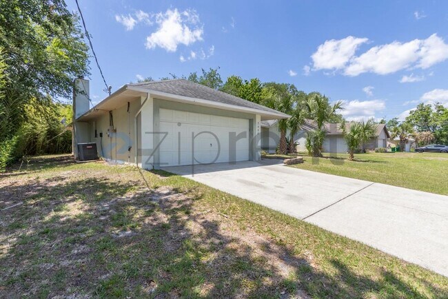 Foto del edificio - 7458 Carillon Ave