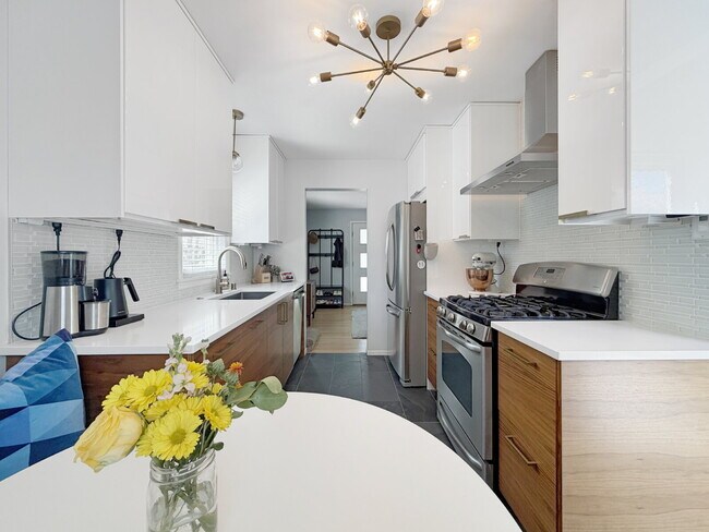 Building Photo - Gorgeous 3-Bed/2 Bath in the Heart of Saint Louis Park - Dogs Welcome!