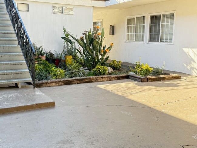 Foto del edificio - 6633 Woodley Ave