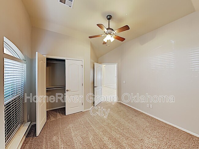 Foto del edificio - 2708 Busheywood Dr