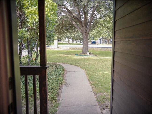 Foto del edificio - 1612 Buttercup Rd