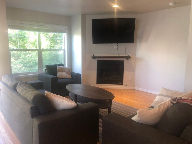 Foto del edificio - Walkable 2bd West Seattle Townhome w/Priva...