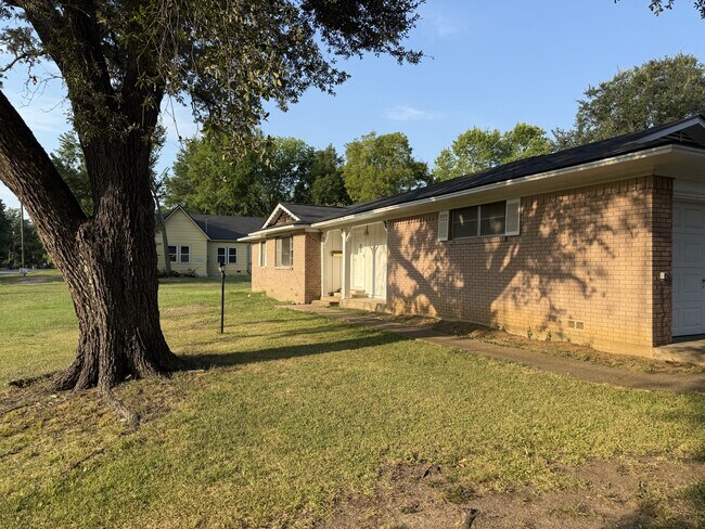 Foto del edificio - 915 N Spring St