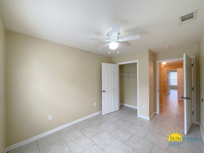 Building Photo - Great 3 Bedroom Townhouse in FWB!