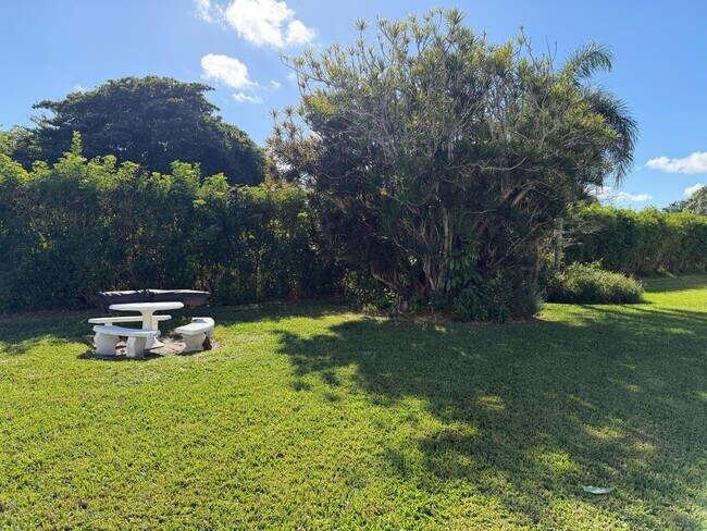 Foto del edificio - 5930 Whispering Pine Way