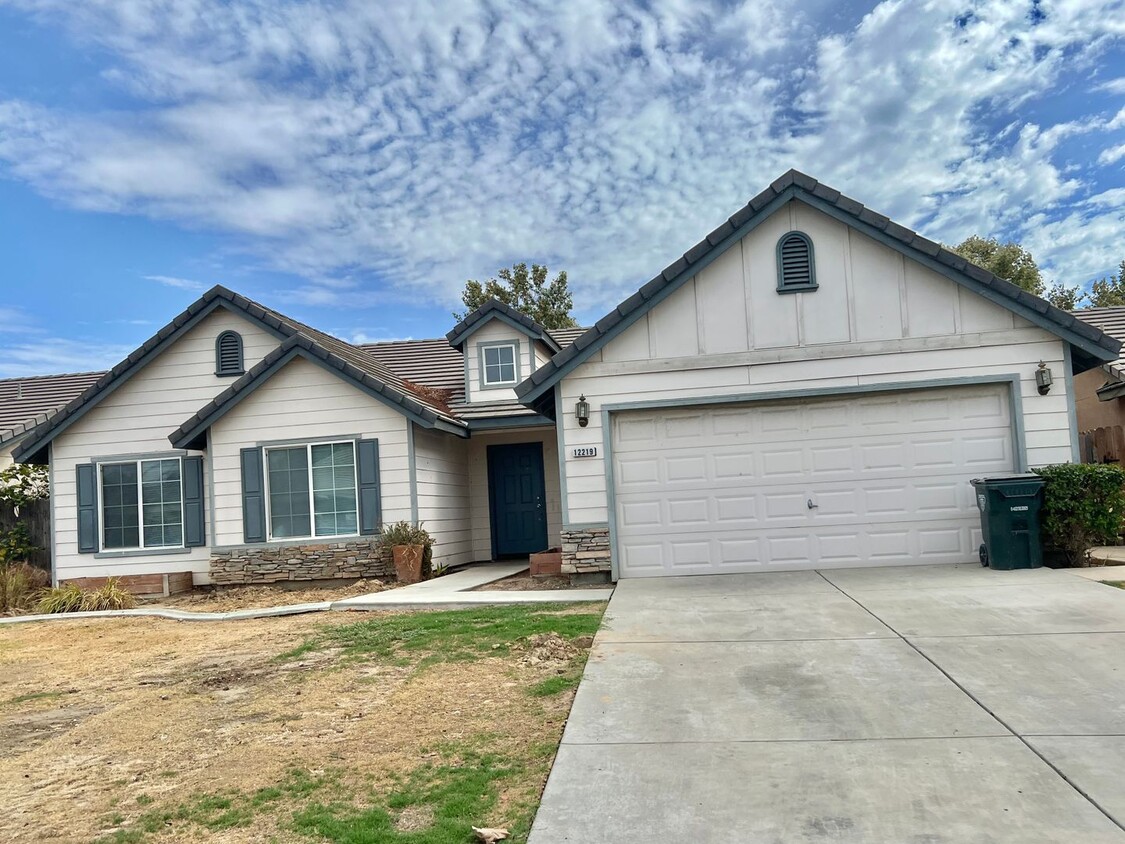 Foto principal - Beautiful 5 Bed/2 Bath NW Bakersfield Home...