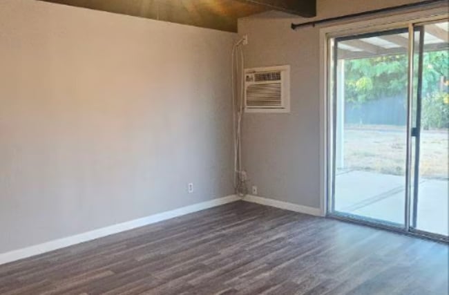 Building Photo - 3 Bed · 2 Bath · Huge Yard · Great Central Location!