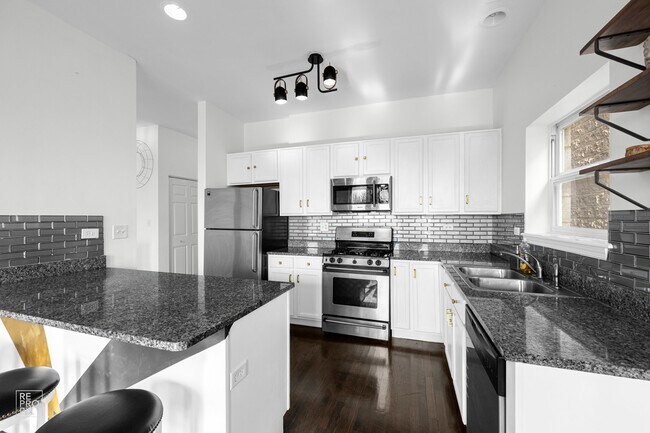 Foto del edificio - 2432 W Harrison St