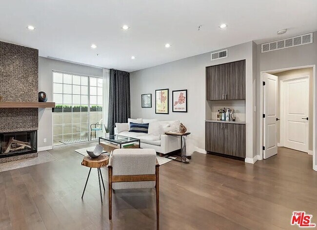 Foto del edificio - 930 N Doheny Dr