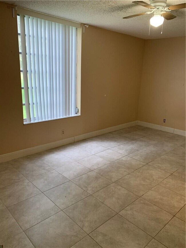 Foto del edificio - 8310 Sands Point Blvd