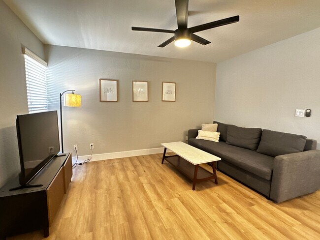 Foto del edificio - FULLY FURNISHED 1 BEDROOM 1 BATHROOM CONDO UPDATED HEART OF THE VALLEY