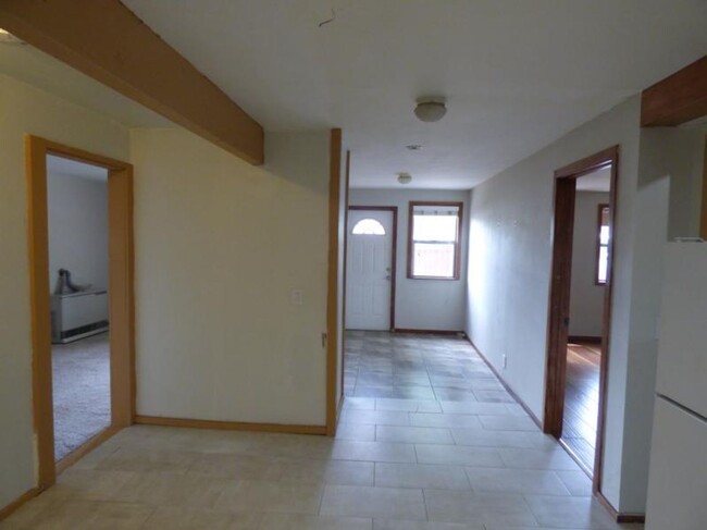 Building Photo - Downstairs 2 Bedroom/1 Bath Duplex in the ...