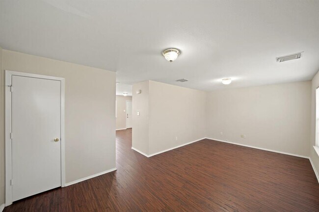 Foto del edificio - 1521 Nichole Woods Dr