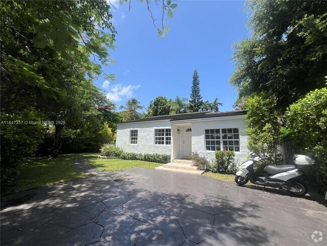 Building Photo - 2450 SW 19th Ave
