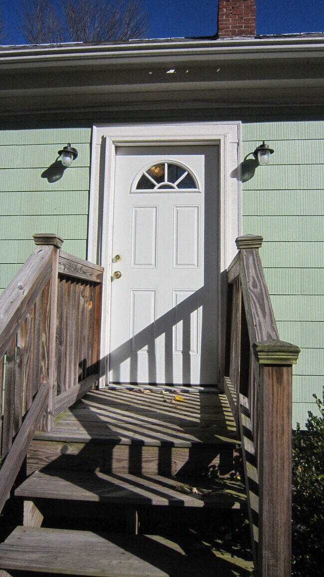 Foto del edificio - 403 Stebbins Rd