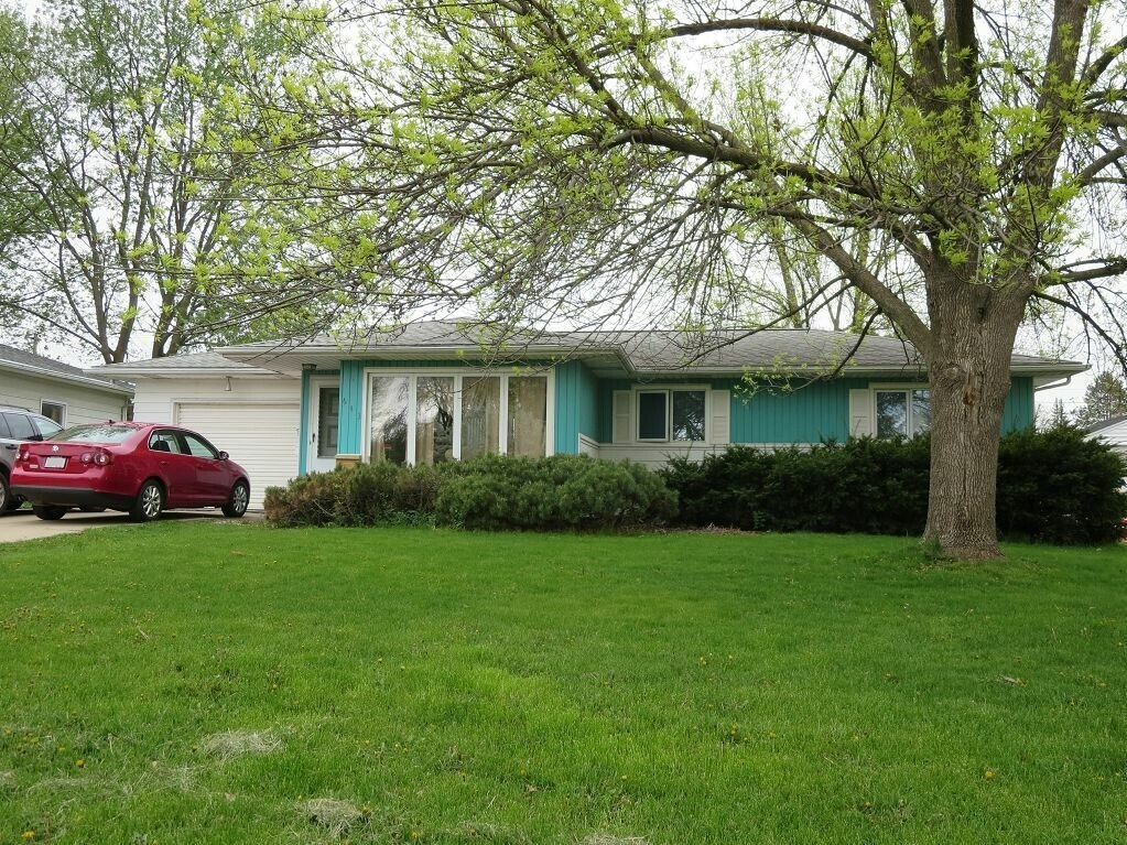 Primary Photo - 3 Bedroom, 1 Bath Single Family Home locat...