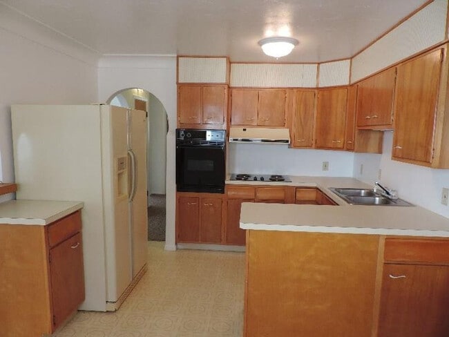 Building Photo - 2 Bed / 1.5 Bath / 2 Car Garage home in Bi...