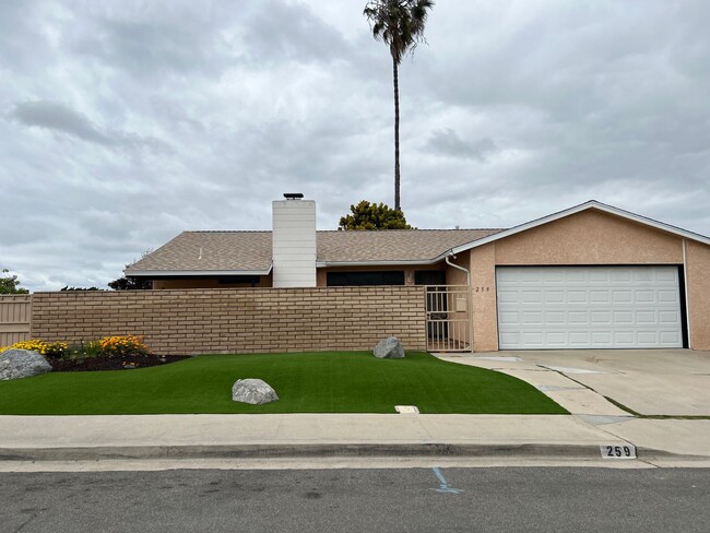 Building Photo - Spacious Mid Century VIEW Home