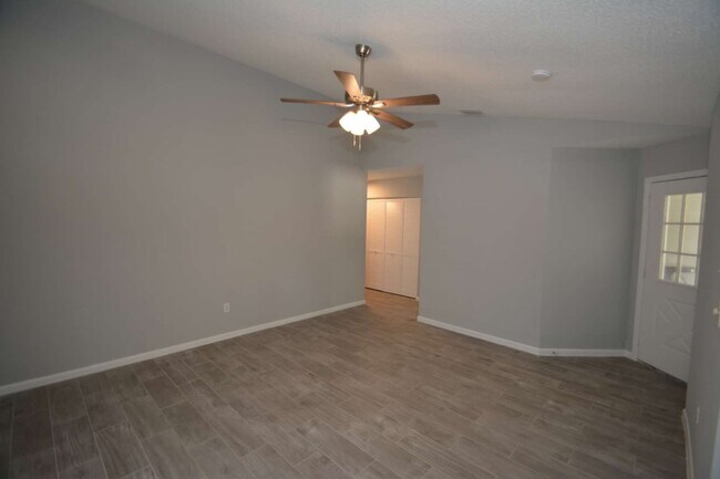 Foto del edificio - Private Fenced Yard, Luxury vinyl flooring