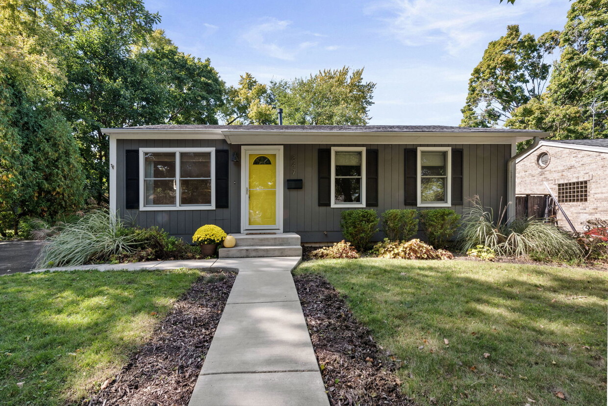Primary Photo - 847 Valley Ln