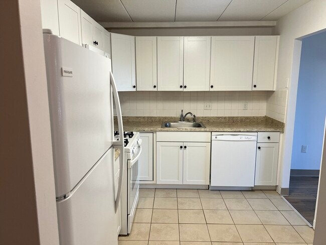 Building Photo - 1 Pond St