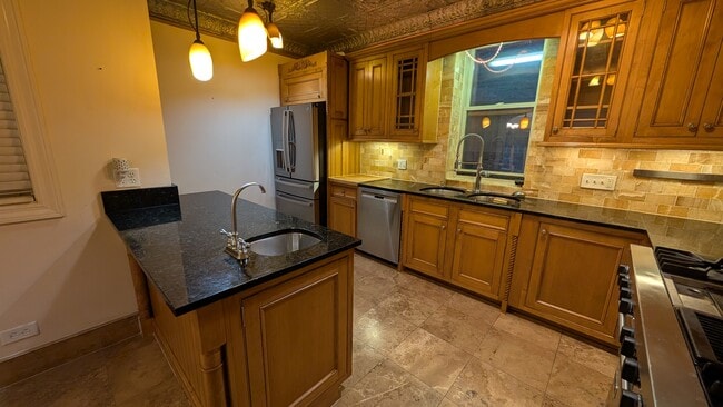 Chef's Kitchen! - 4219 N Paulina St