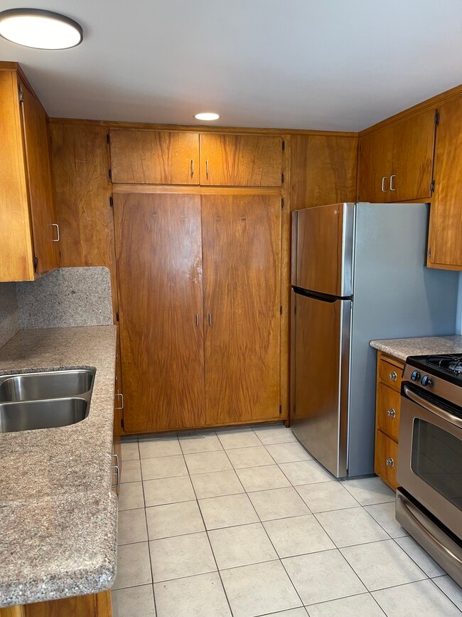 Kitchen: granite counters - 218 25th Pl