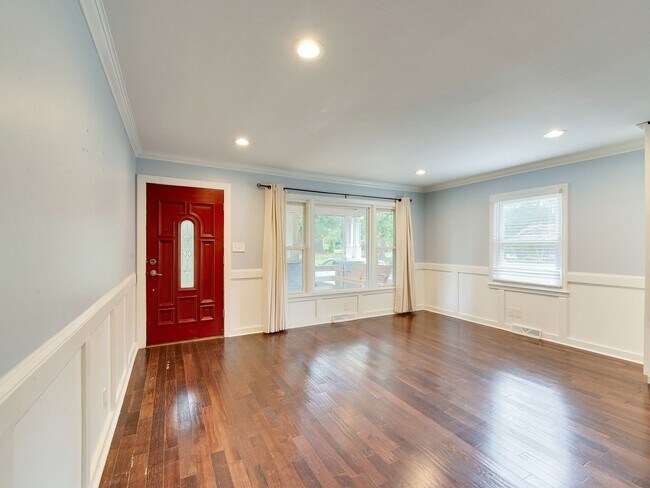 Building Photo - Great Midwood area charmer ready for move in!