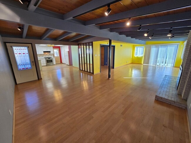 Building Photo - Spacious 3BR/2BA with Modern Upgrades, Lar...